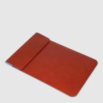 Piquadro Custodia porta PC color cuoio in pelle con ricarica wireless 15W Blue Square