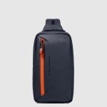 Piquadro Zaino monospalla blu in tessuto gommato resistente all' acqua Corner 2.0