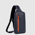 Piquadro Zaino monospalla blu in tessuto gommato resistente all' acqua Corner 2.0