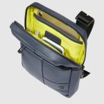 Piquadro Borsello uomo blu in tessuto gommato resistente all'acqua porta iPad