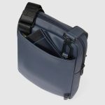 Piquadro Borsello uomo blu in tessuto gommato resistente all'acqua porta iPad